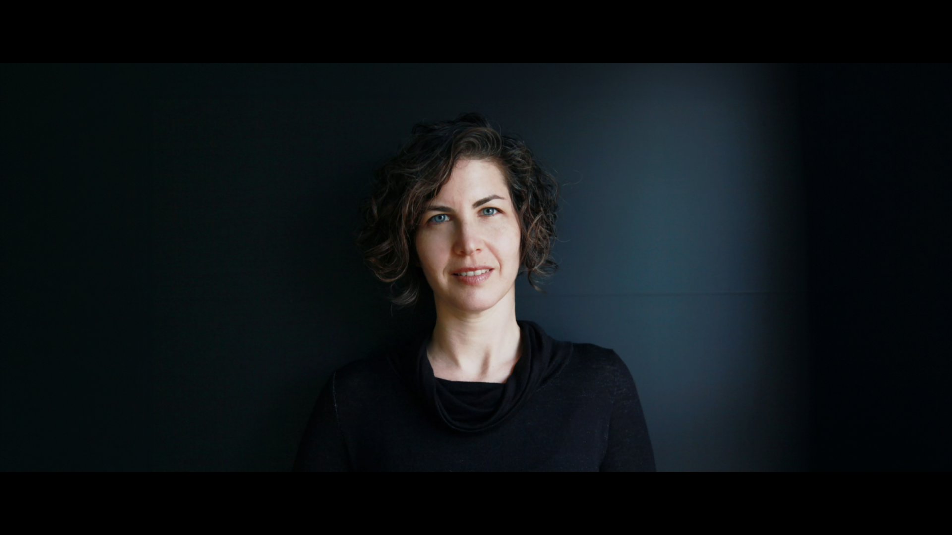 חן תמיר, המייסדת והבעלים של מודיבודי ישראל, מחייכת למצלמה – האישה שהביאה את מהפכת תחתוני המחזור לישראל