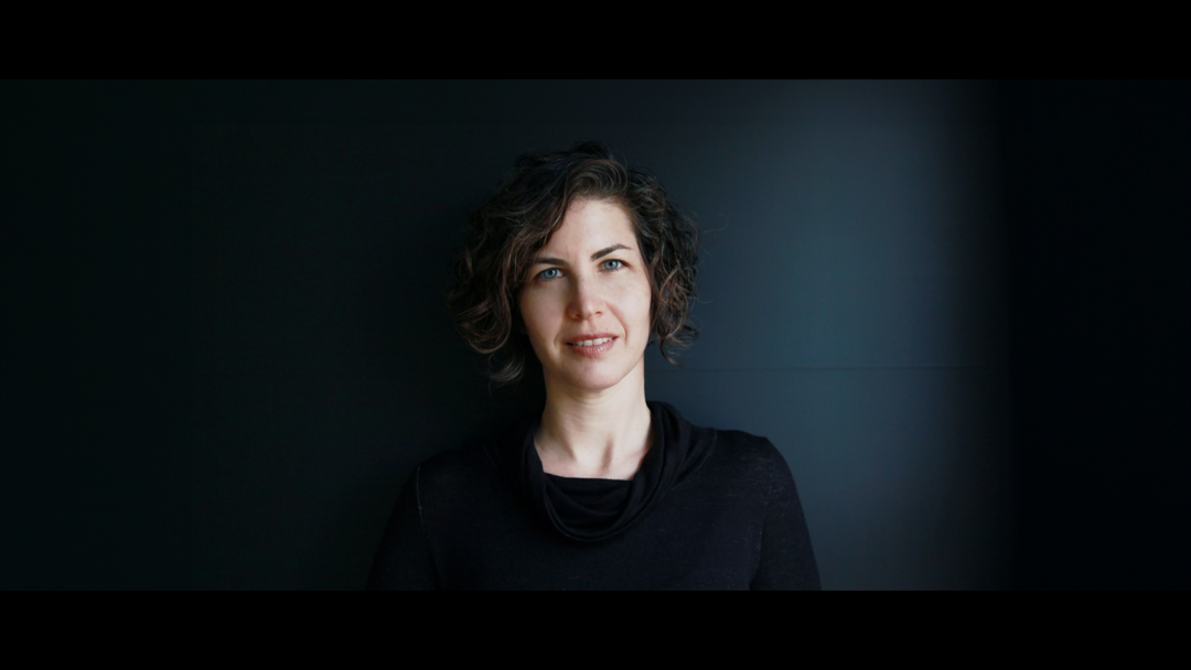 חן תמיר, המייסדת והבעלים של מודיבודי ישראל, מחייכת למצלמה – האישה שהביאה את מהפכת תחתוני המחזור לישראל