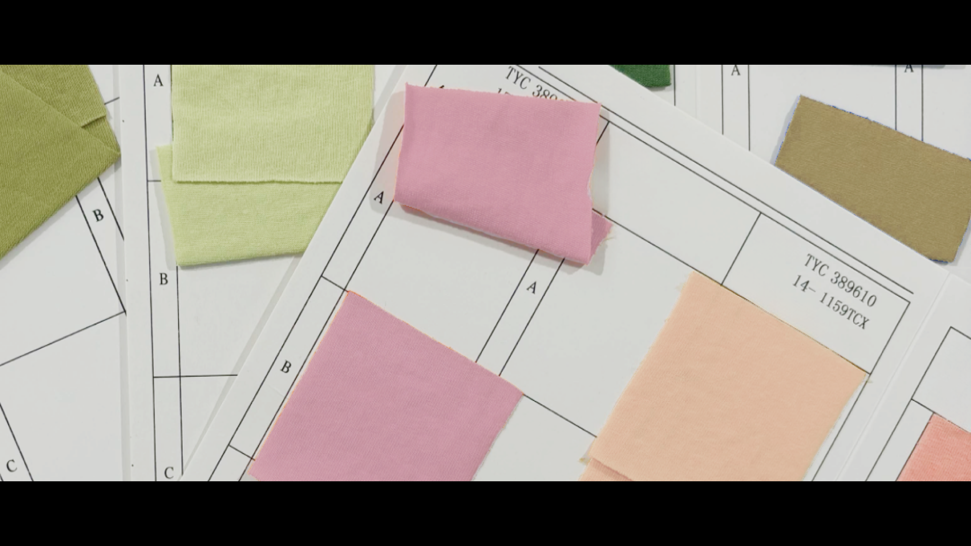 מגוון דוגמיות בד צבעוניות של מודיבודי, הממחישות את עושר הצבעים, הרכות ואיכות הטקסטיל של החומרים הטבעיים בקולקציה