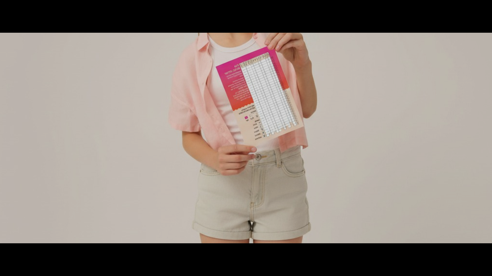 נערה מחזיקה את לוח מעקב הווסת של מודיבודי – כלי עזר ויזואלי לתיעוד המחזור, הבנת הגוף וזיהוי דפוסים