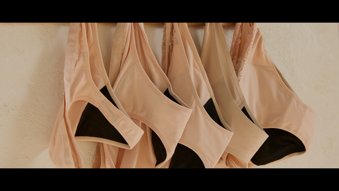 מגוון תחתוני מחזור של מודיבודי תלויים לייבוש על מתלה – המהפכה המודרנית, הנוחה והמקיימת שמחליפה את שיטות העבר