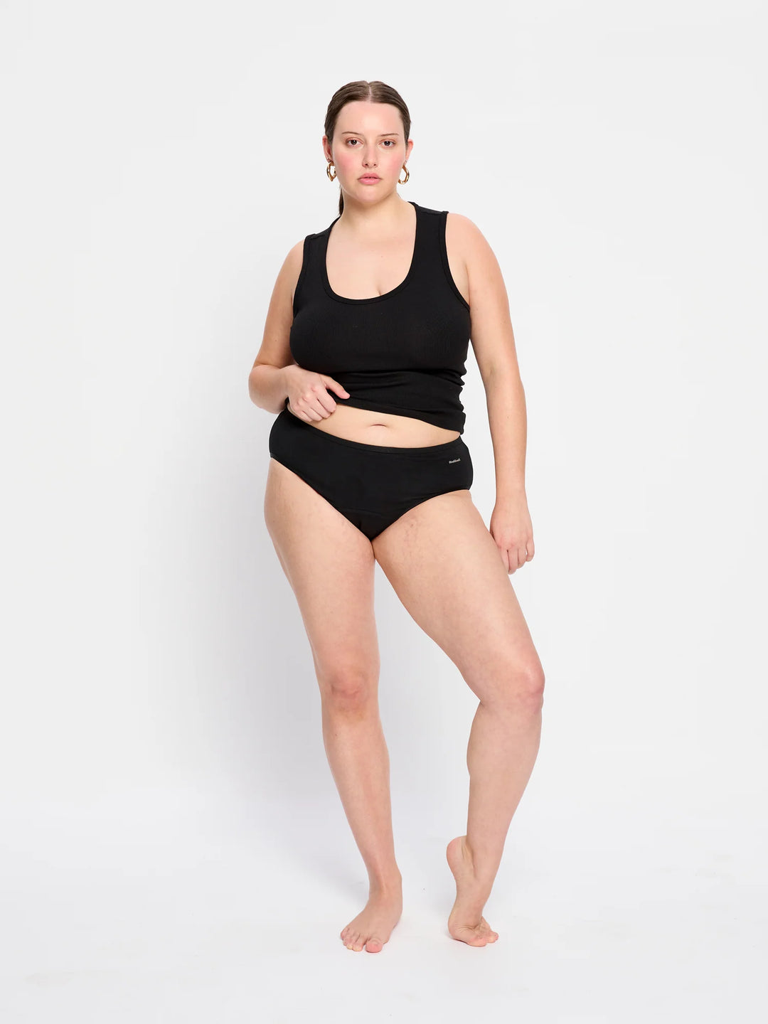 תחתוני מחזור מיד רייז בייסיק בצבע שחור, מבט מהחזית. גזרת כותנה אורגנית נוחה לשימוש יומיומי. מידת הדוגמנית- L. (FV)