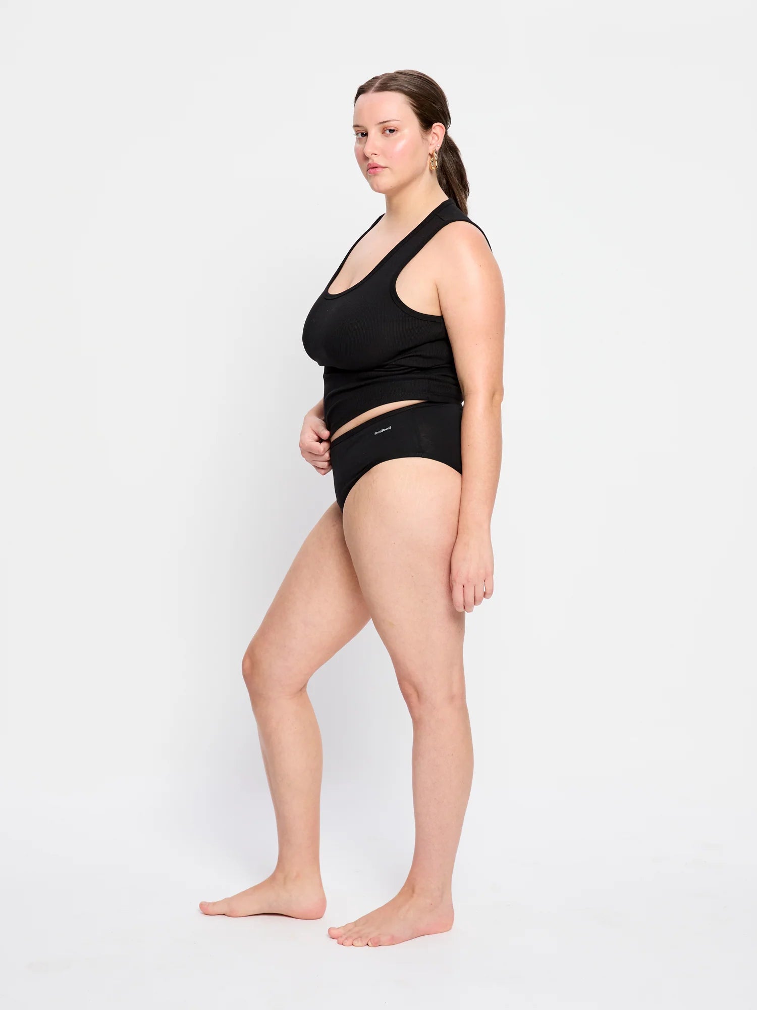 תחתוני מחזור לנשים בגזרת מיד רייז בייסיק, מבט מהצד המציג את מפתח הירך והסיומת ללא גומי. מידת הדוגמנית- L. (NVMS)