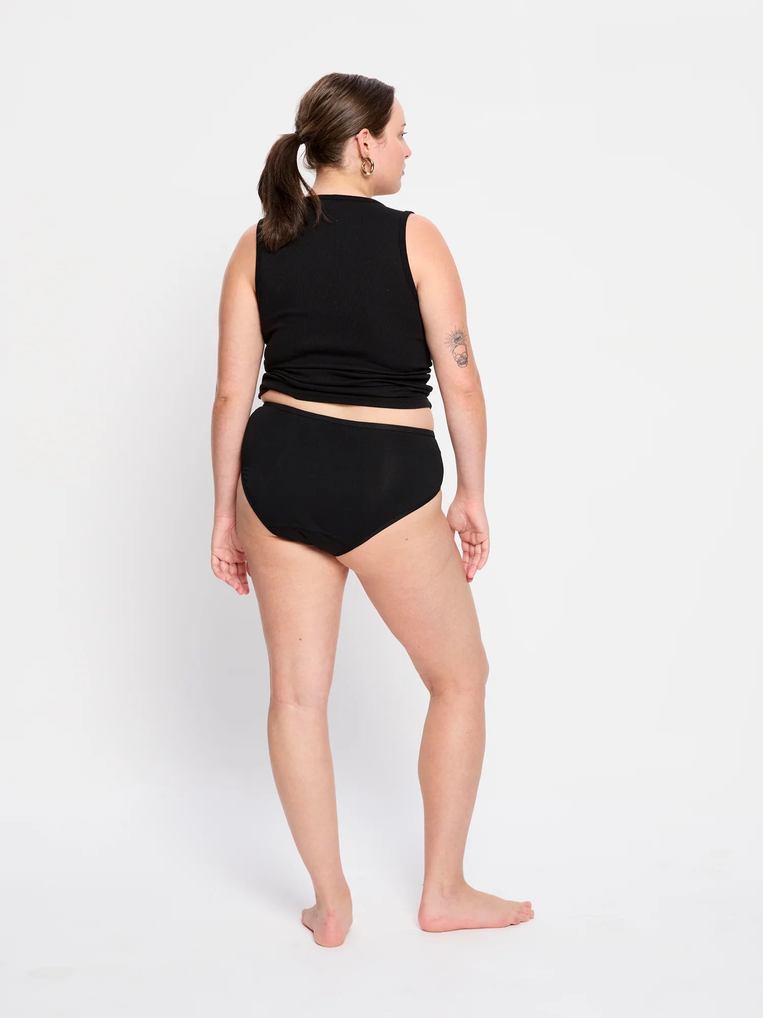 מבט מהגב על תחתוני מיד רייז בייסיק, כיסוי ישבן רחב המעניק הגנה מלאה ונוחות מקסימלית. מידת הדוגמנית- L. (BV)