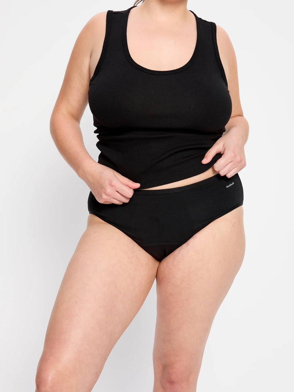 קלוזאפ על בד הכותנה האורגנית והתפרים העדינים של תחתוני מיד רייז בייסיק. מידת הדוגמנית- L. (CU)