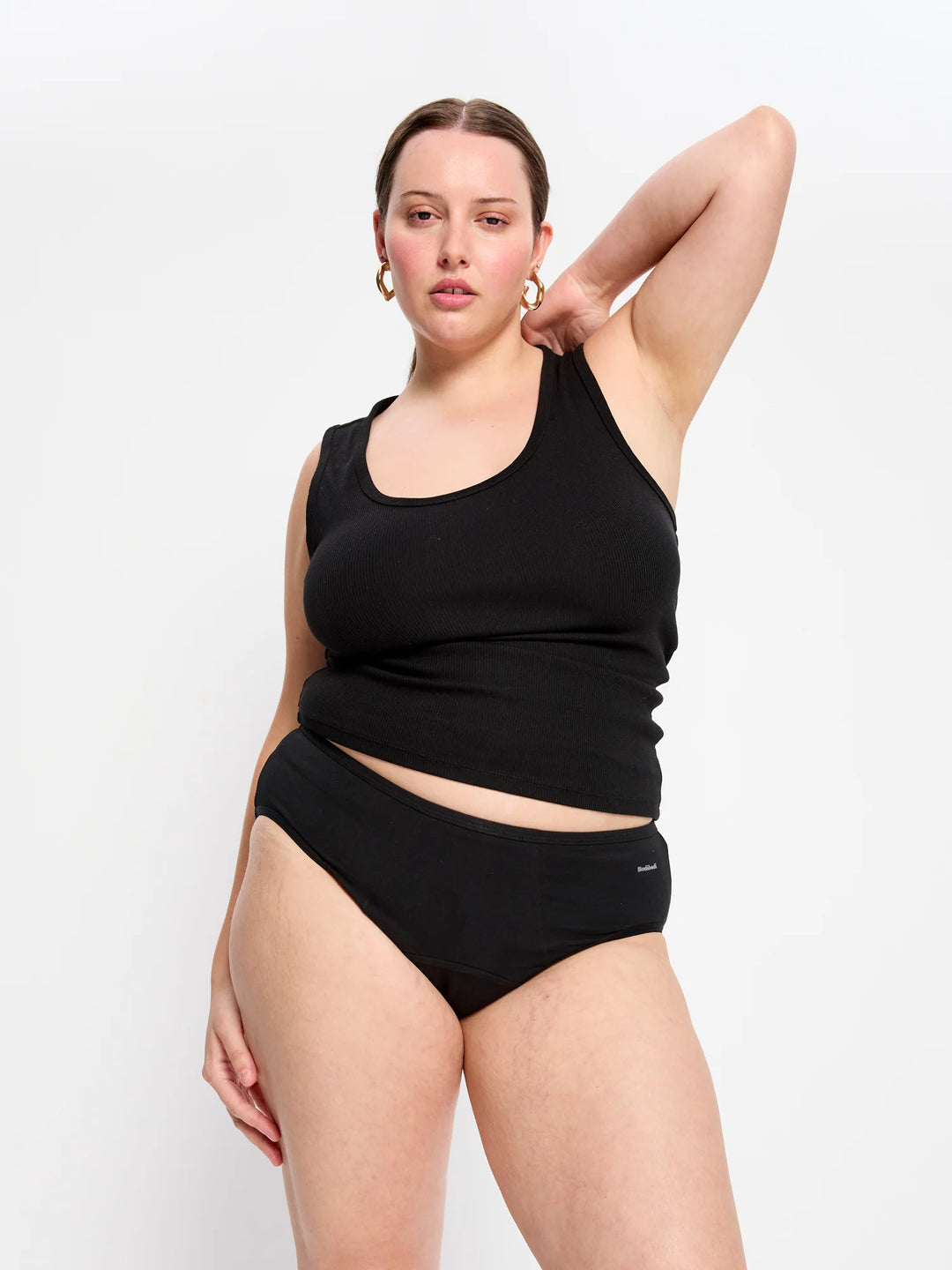 תחתוני מחזור מיד רייז בייסיק בצבע שחור, מבט מהחזית. גזרת כותנה אורגנית נוחה לשימוש יומיומי. מידת הדוגמנית- L. (FV)