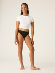 תחתונים למחזור לנערות דגם ביקיני בספיגת סופר, גזרת אמצע נוחה ליומיום, מבט מלפנים על הגוף, מידת הדוגמנית: 8-10