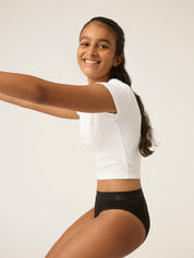 תחתונים למחזור לנערות דגם ביקיני בספיגת סופר, גזרת אמצע נוחה ליומיום, מבט מהצד בתנועה על הגוף, מידת הדוגמנית: 8-10