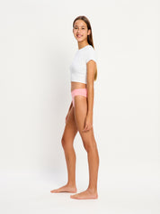 תחתונים למחזור לנערות דגם ביקיני עם הדפס SmileyWorld® צבעוני, מבט מהצד המציג את הגזרה המוכרת והאהובה, מידת הדוגמנית: 12-14