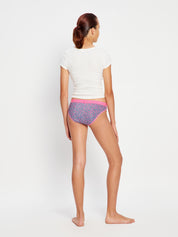 תחתונים למחזור לנערות דגם ביקיני בספיגה גבוהה, מבט מהגב המציג את הגזרה הקלאסית והנוחה, מידת הדוגמנית: 12-14