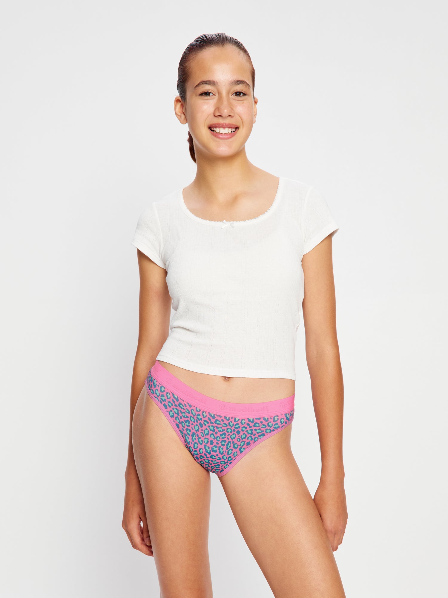 תחתונים למחזור לנערות דגם ביקיני בספיגה גבוהה, מבט מהחזית המציג את הגזרה הקלאסית והנוחה, מידת הדוגמנית: 12-14