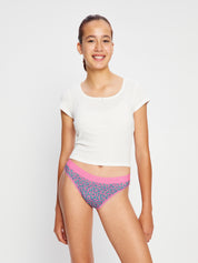 תחתונים למחזור לנערות דגם ביקיני בספיגה גבוהה, מבט מהחזית המציג את הגזרה הקלאסית והנוחה, מידת הדוגמנית: 12-14