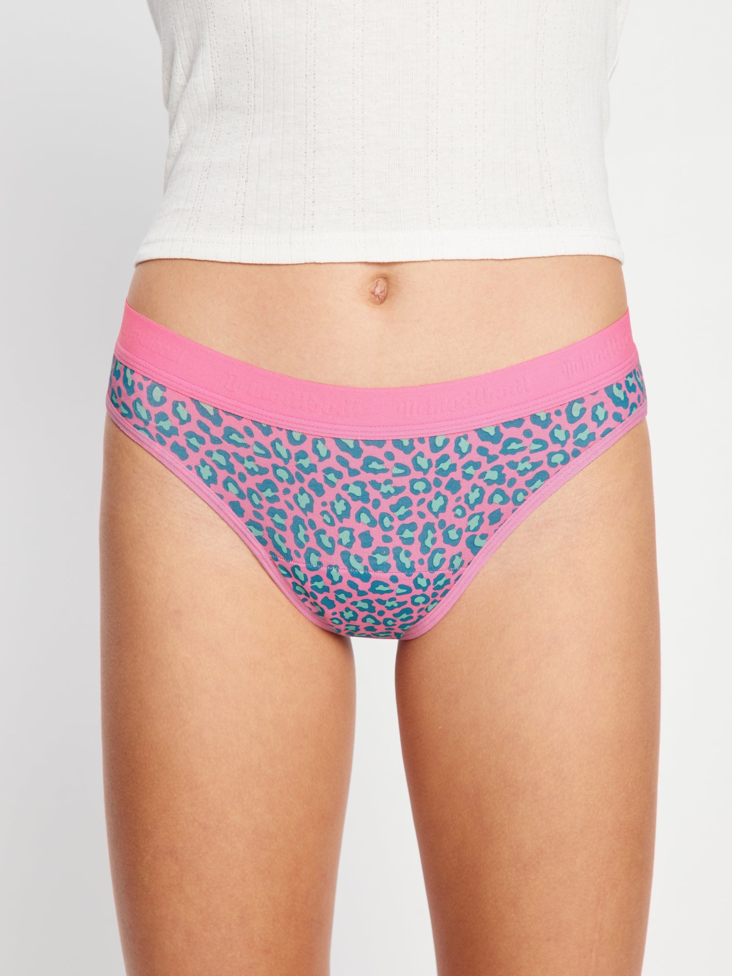 תחתונים למחזור לנערות דגם ביקיני בספיגה גבוהה, מבט מהחזית המציג את הגזרה הקלאסית והנוחה, מידת הדוגמנית: 12-14