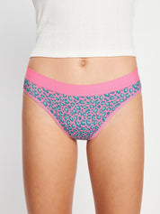 תחתונים למחזור לנערות דגם ביקיני בספיגה גבוהה, מבט מהחזית המציג את הגזרה הקלאסית והנוחה, מידת הדוגמנית: 12-14