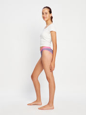 תחתונים למחזור לנערות דגם ביקיני בספיגה גבוהה, מבט מהצד המציג את הגזרה הקלאסית והנוחה, מידת הדוגמנית: 12-14