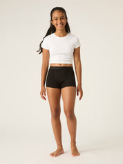 תחתונים למחזור לנערות דגם בוישורטס בספיגת סופר, גזרת אמצע עם גומי רחב, מבט מלפנים על הגוף, מידת הדוגמנית: 8-10