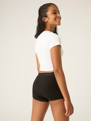 תחתונים למחזור לנערות דגם בוישורטס בספיגת סופר, גזרת אמצע עם גומי רחב, מבט מאחור על הגוף, מידת הדוגמנית: 8-10