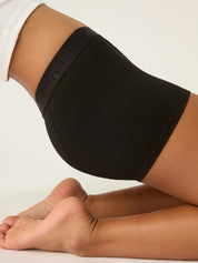 תחתונים למחזור לנערות דגם בוישורטס, גזרת אמצע עם גומי עבה וגמיש, מבט מהצד בתנועה על הגוף, מידת הדוגמנית: 12-14