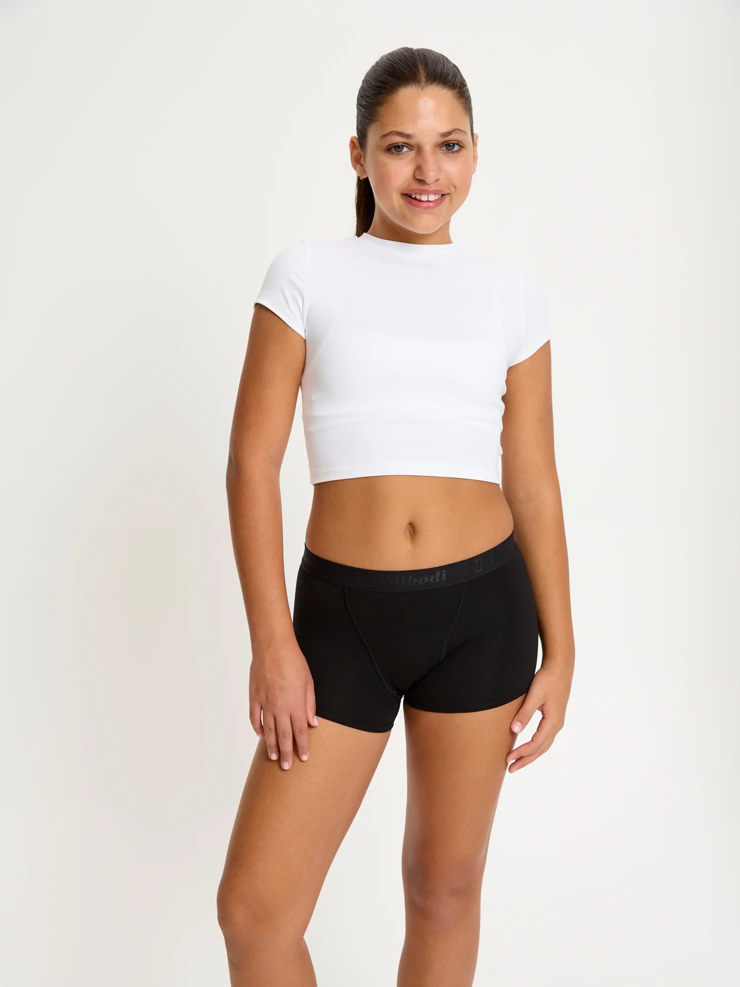 תחתונים למחזור לנערות דגם בוישורטס, גזרת אמצע עם גומי עבה וגמיש, מבט מלפנים על הגוף, מידת הדוגמנית: 12-14