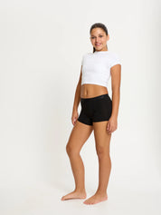 תחתונים למחזור לנערות דגם בוישורטס, גזרת אמצע עם גומי עבה וגמיש, מבט מלפנים על הגוף, מידת הדוגמנית: 12-14