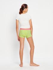 מבט מהגב על בוישורטס נערות - ספיגה סופר בצבע Floral Green, המציג כיסוי רחב באגן ובישבן. מידת הדוגמנית: גיל 10-12