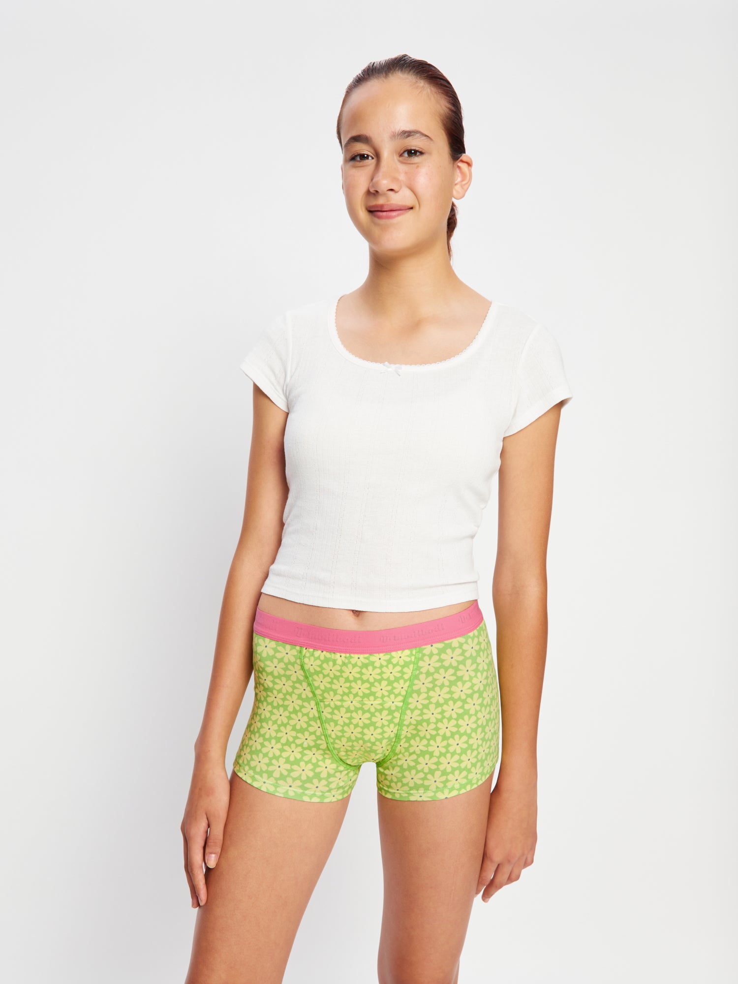 תקריב על בוישורטס נערות - ספיגה סופר בצבע Floral Green על הדוגמנית. מידת הדוגמנית: גיל 10-12