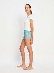 תחתונים למחזור לנערות דגם בוישורטס בספיגת סופר, גזרת אמצע עם גומי רחב, מבט מהצד על הגוף, מידת הדוגמנית: 10-12