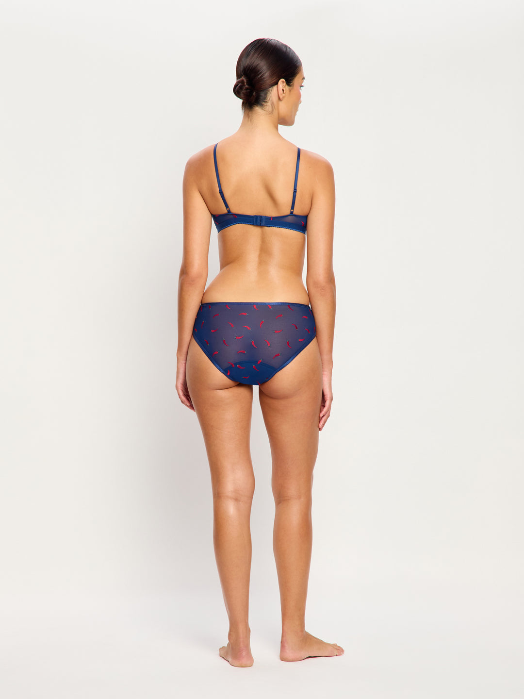 ברלט מחשוף וי Spicy Day בצבע נייבי עם רקמת צ'ילי - דוגמנית במידה S