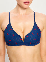  לובשת סט באנדל צ'יקי וברלט Spicy Day, מבט מלפנים המציג את רקמת הפלפלים והגזרה הנמוכה. מידת הדוגמנית- S