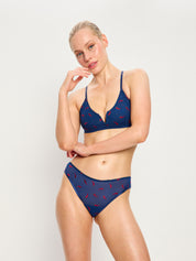  לובשת סט באנדל צ'יקי וברלט Spicy Day, מבט מלפנים המציג את רקמת הפלפלים והגזרה הנמוכה. מידת הדוגמנית- S