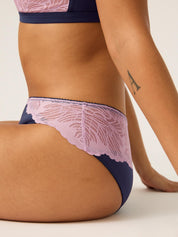 מידי בריף Ines | צבע Riviera Blue. מידת הדוגמנית: S