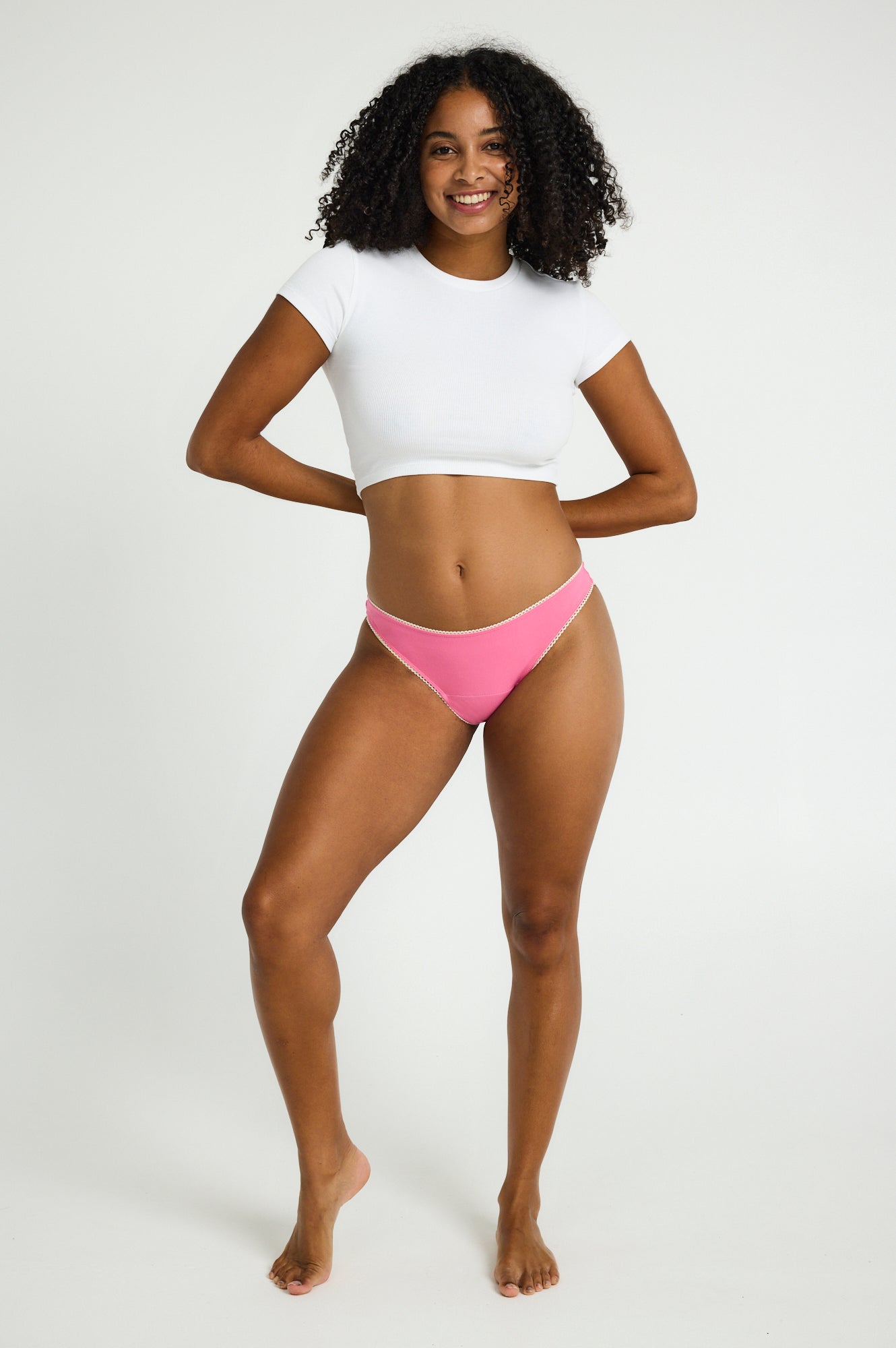 דוגמנית לובשת תחתון לולה צ'יקי בגזרה נמוכה עם פס תחרה, מבט מהחזית.