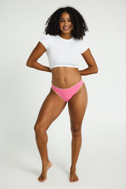 דוגמנית לובשת תחתון לולה צ'יקי בגזרה נמוכה עם פס תחרה, מבט מהחזית.