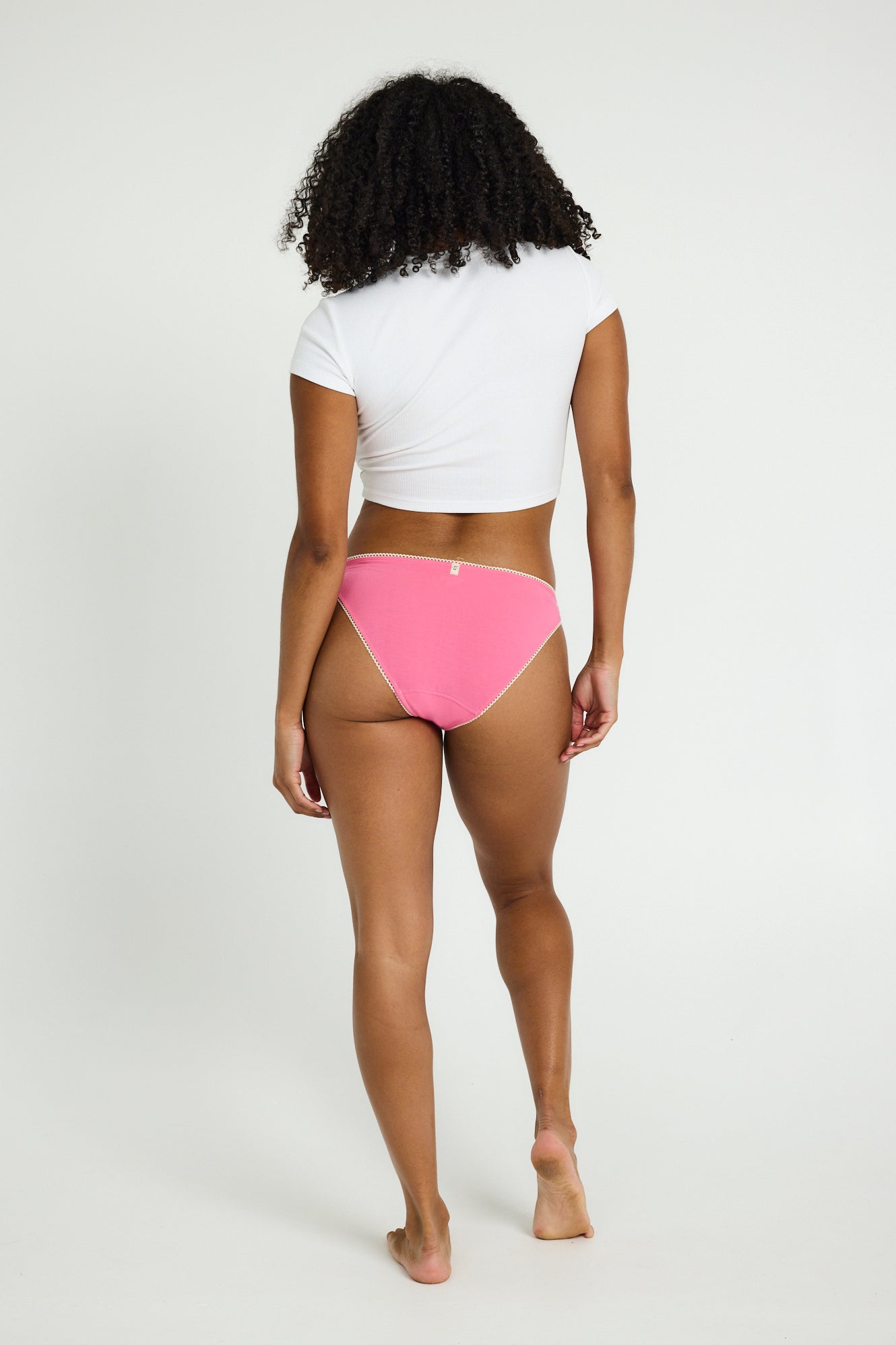 דוגמנית לובשת תחתון לולה צ'יקי בגזרה נמוכה עם פס תחרה, מבט מאחור.