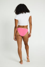 דוגמנית לובשת תחתון לולה צ'יקי בגזרה נמוכה עם פס תחרה, מבט מאחור.