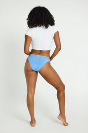 דוגמנית לובשת תחתוני לולה צ'יקי מבט מאחור