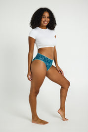 דוגמנית לובשת תחתון לולה היי-וויסט צ'יקי מבט צידי