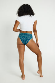 דוגמנית לובשת תחתון לולה היי-וויסט צ'יקי מבט מאחור