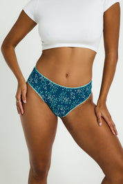 דוגמנית לובשת תחתון לולה היי-וויסט צ'יקי מבט חזיתי