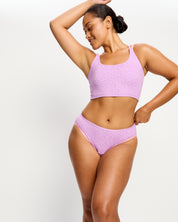 דוגמנית לובשת תחתון צ'יקי מקולקציית סמיילי-וורלד, מבט מהחזית. מידת הדוגמנית: L