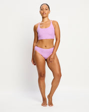 דוגמנית לובשת תחתון צ'יקי מקולקציית סמיילי-וורלד, מבט מהחזית. מידת הדוגמנית: L