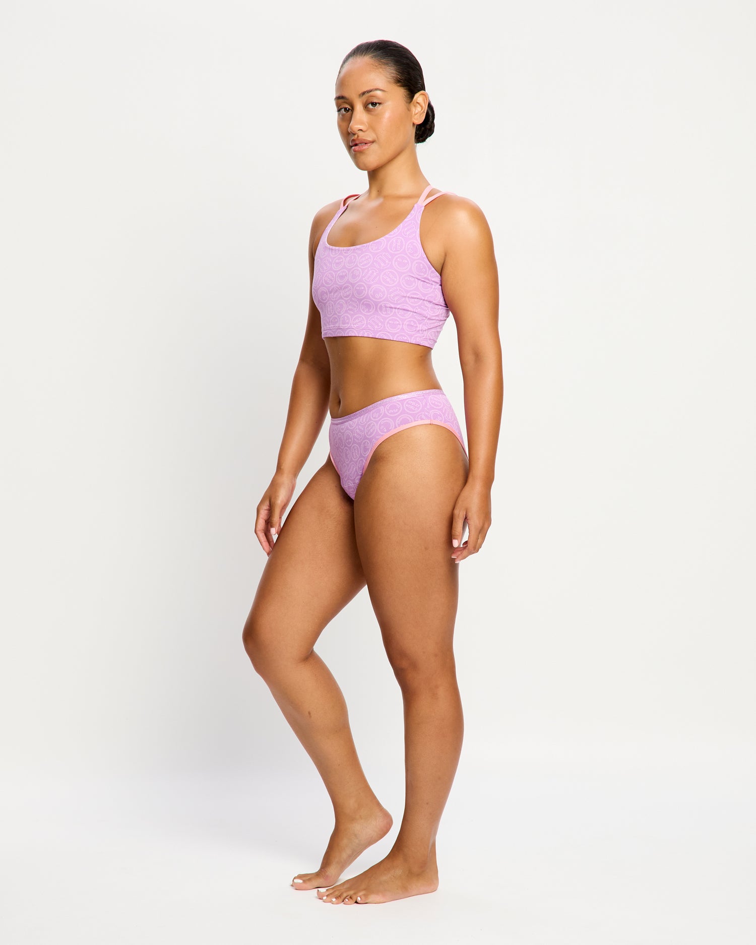 דוגמנית לובשת תחתון צ'יקי מקולקציית סמיילי-וורלד, מבט מהצד. מידת הדוגמנית: L