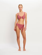 בגד ים היי וויסט מולוקאי סופג למחזור חלק תחתון של מודיבודי, גזרה גבוהה עם קשירה דקורטיבית, מידת הדוגמנית: S