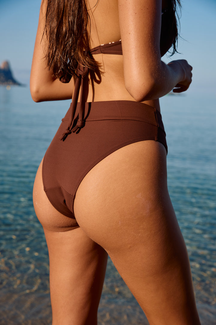 דוגמנית לובשת בגד ים היי-לג מבט מאחור.