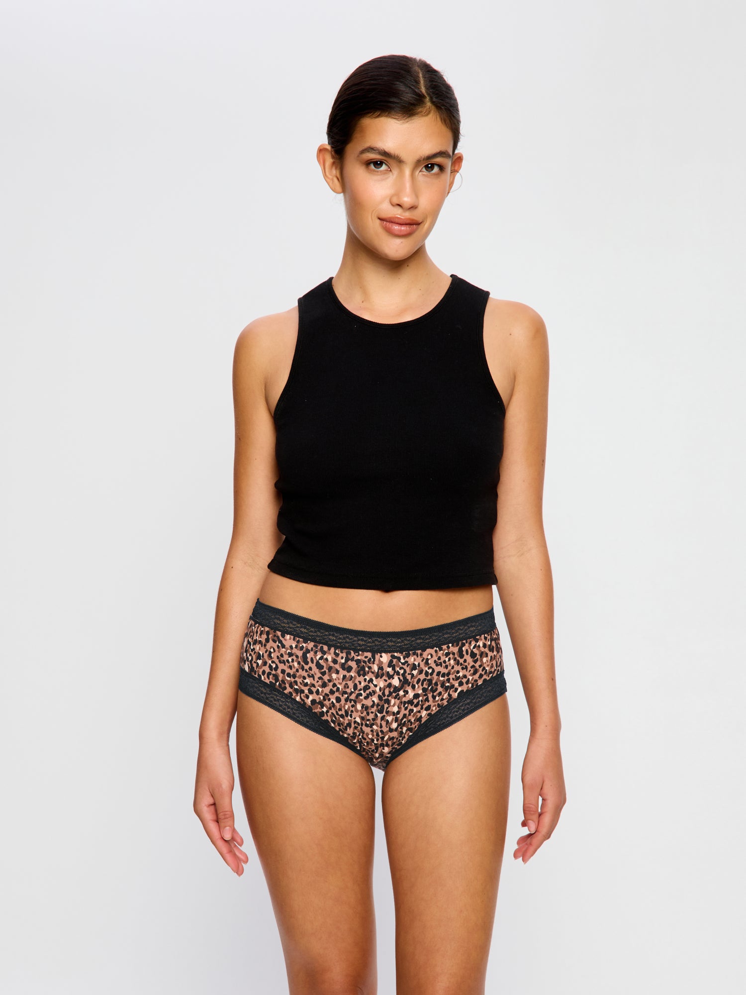 דוגמנית לובשת בוילג סקסי בצבעanimalia brown. מידת הדוגמנית- s