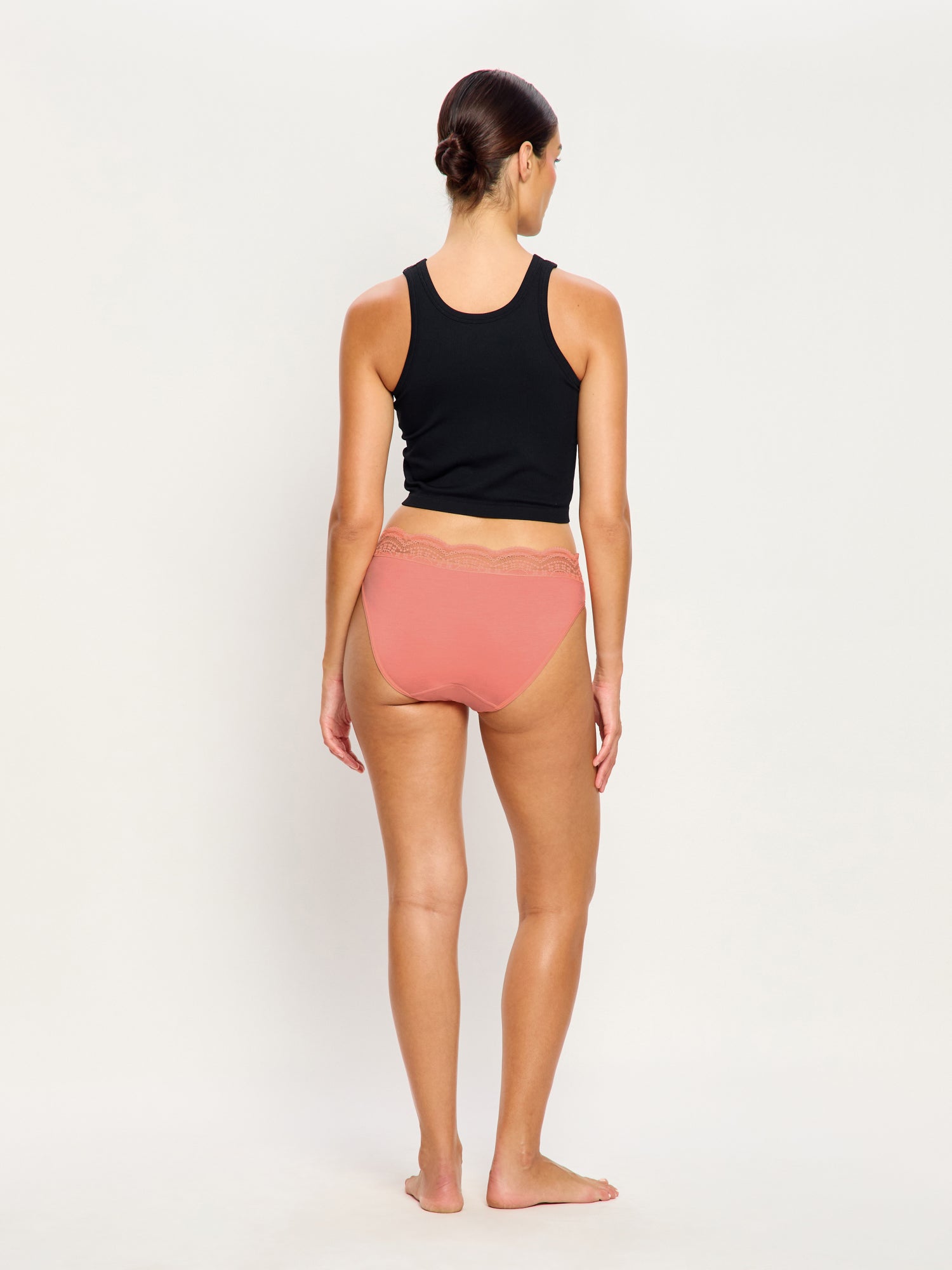 תחתונים למחזור ביקיני סקסי בספיגה קלה, מבט מאחור על הגוף, מידת הדוגמנית: S