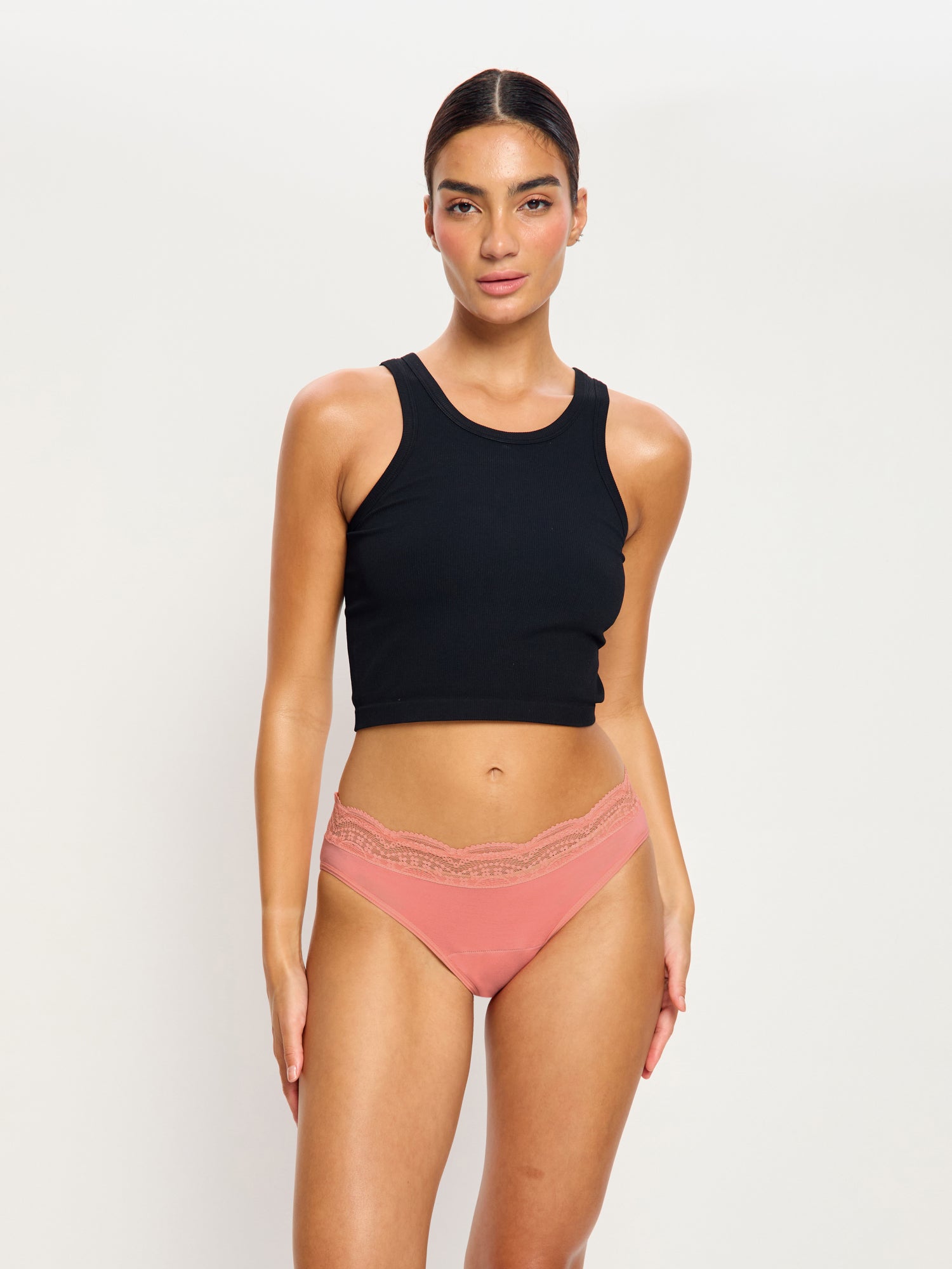 תחתונים למחזור ביקיני סקסי בספיגה קלה, מבט מלפנים על הגוף, מידת הדוגמנית: S