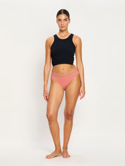 תחתונים למחזור ביקיני סקסי בספיגה קלה, מבט מלפנים על הגוף, מידת הדוגמנית: S