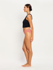 תחתונים למחזור ביקיני סקסי בספיגה קלה, מבט מהצד על הגוף, מידת הדוגמנית: S