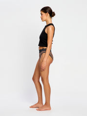 תחתונים למחזור ביקיני סקסי בספיגה גבוהה, מבט מהצד על הגוף, מידת הדוגמנית: S